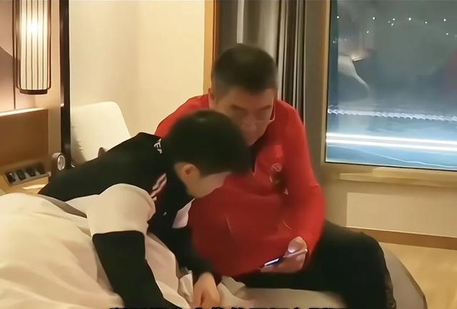 没想到国乒真正拿捏孙颖莎的 居然是他！两人的关系像极了“爷孙”