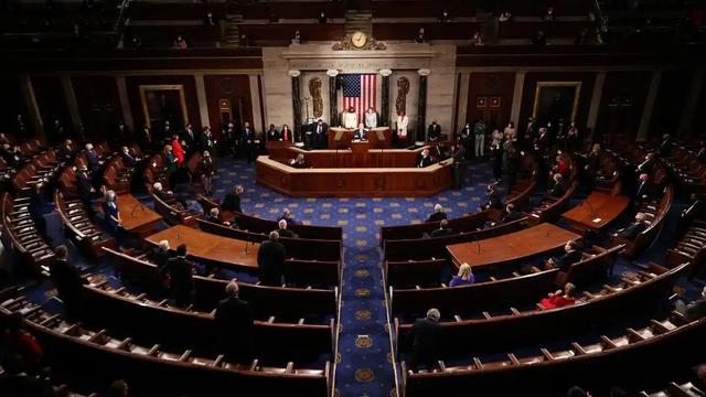 关门38天民怨沸腾！共和党一句话拒绝和解，80万公务员薪水泡汤了