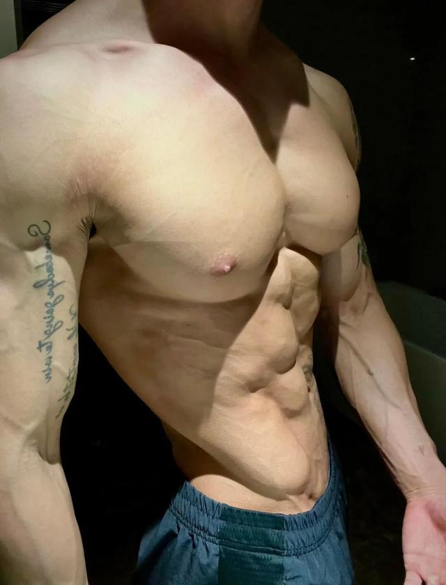 身高187的健身肌肉男网红，野外写真秀身材颜值，简直绝绝子