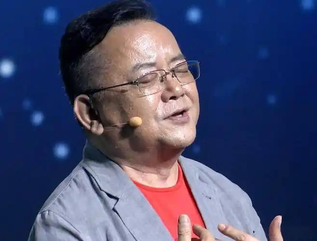事实证明，被传卖掉上亿豪宅移民美国的王刚，已经走上另一条大道