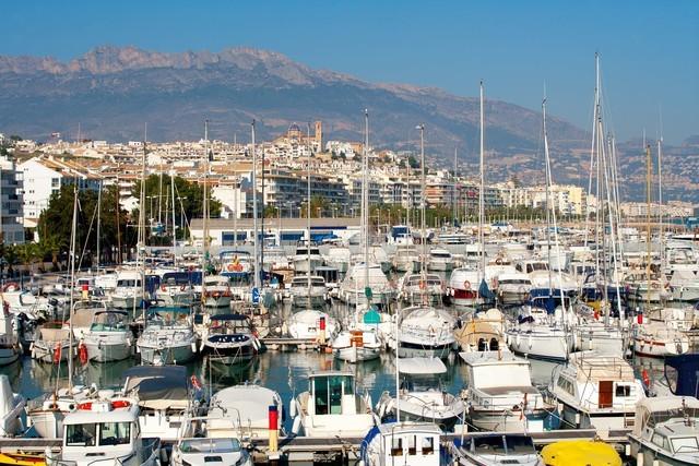 99年网吧通宵，邻座的女孩靠我肩上睡着了，呼吸都喷在我脖子上