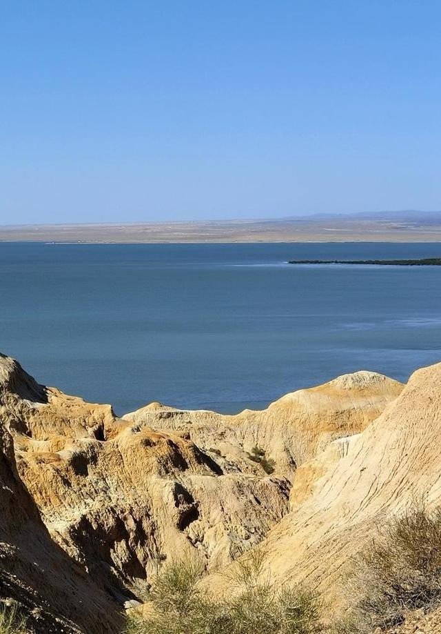 游新疆乌伦古湖海上魔鬼城