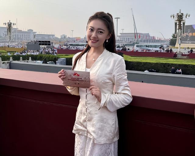 离婚7年，高调参加阅兵礼的王小玮，早已是王小海高攀不起的存在