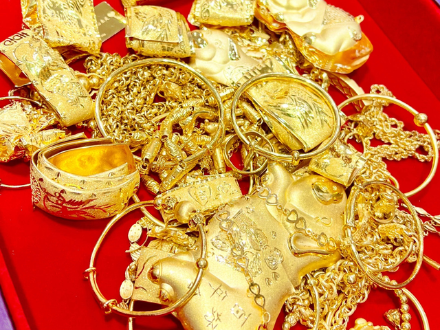 一年狂涨70%！黄金站上4500美元，中国央行连续13个月增持藏信号