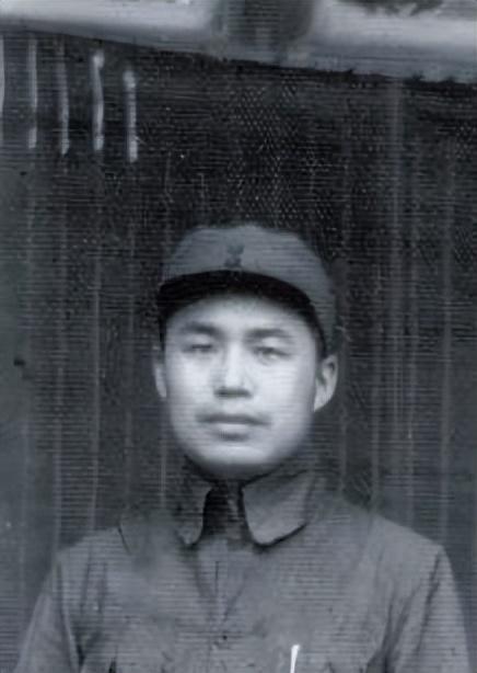 疯子将军王近山晚年照，小20岁妻子和女儿幸福同框，一家人颜值高