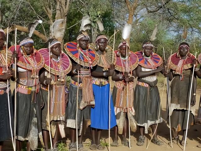 非洲的“黄金部落”：酋长有80个老婆，就连女性的内衣都是镶金的