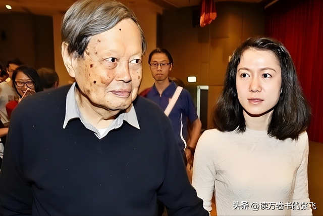 杨振宁走后1个月, 翁帆搬离别墅, 带走34箱东西, 那是她全部的财产