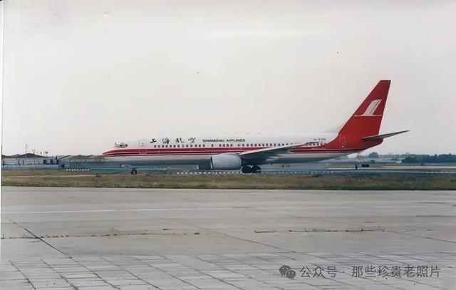 2002年，北京首都机场的飞机