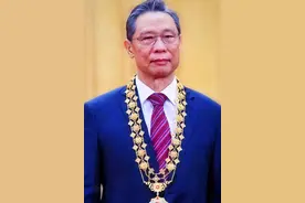 钟南山院士一生的丰功伟绩图片