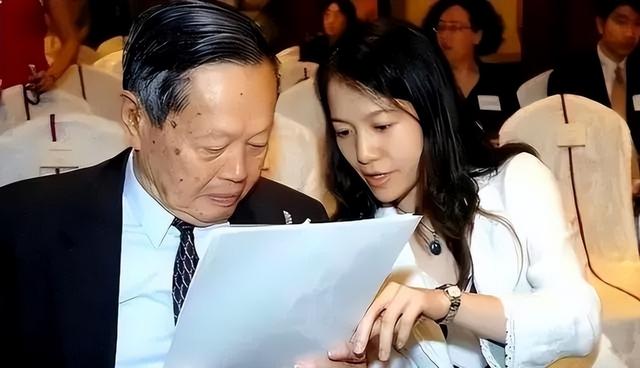 翁帆与杨振宁大儿子合照曝光，文质彬彬气质儒雅，比继母大20多岁