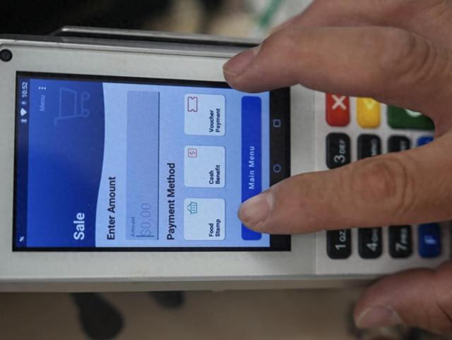 联邦停摆，使SNAP断供食品，银行遇抢购潮让千万家庭陷饥饿！