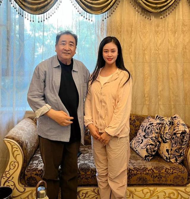 姜昆美国过圣诞仅1天，恶心一幕上演，郭德纲的话含金量还在上升