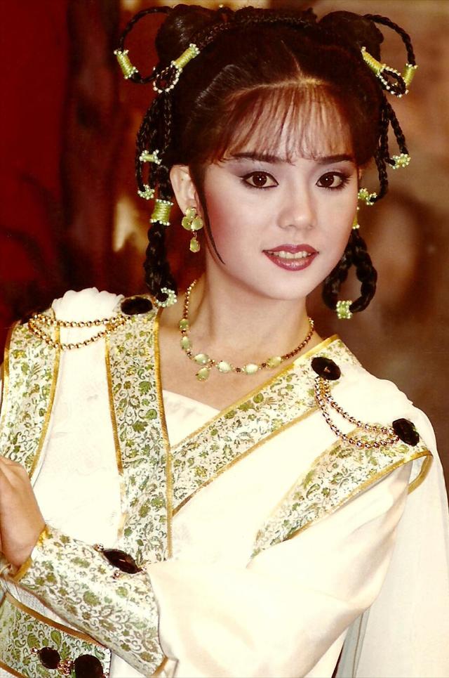 被畸形母爱毁掉的星二代：母乳12年，同床15年，荒唐的事还在后面