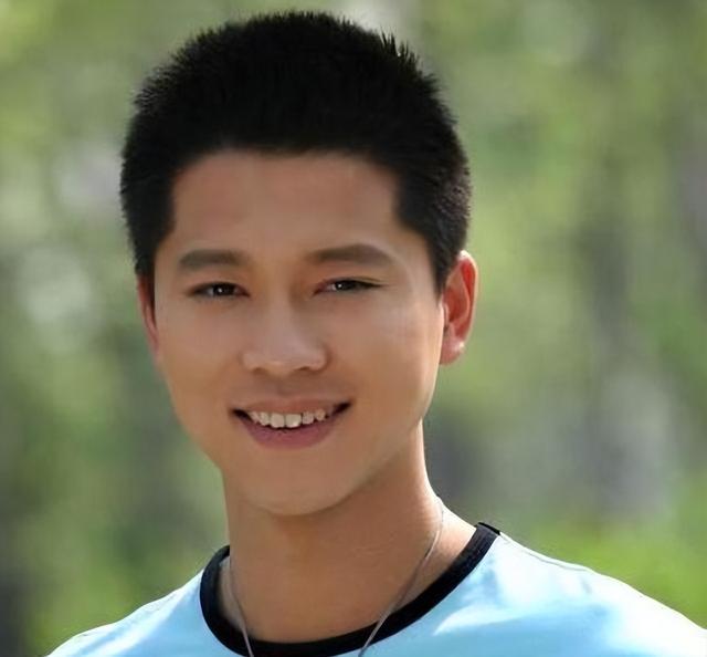 40岁李小萌北京逛街，开五六百万劳斯莱斯，王雷大连富二代不差钱