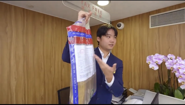 太疯狂！外国游客突然涌入上海狂买：豪掷11万买旗袍，一下买6台华为电脑……拖着行李箱冲去扫货
