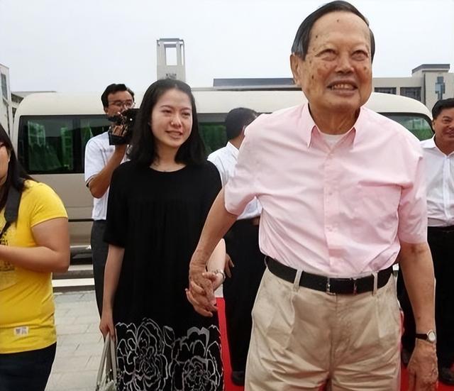 没想到，杨振宁去世后，49岁妻子翁帆，竟因一个动作实现口碑暴涨