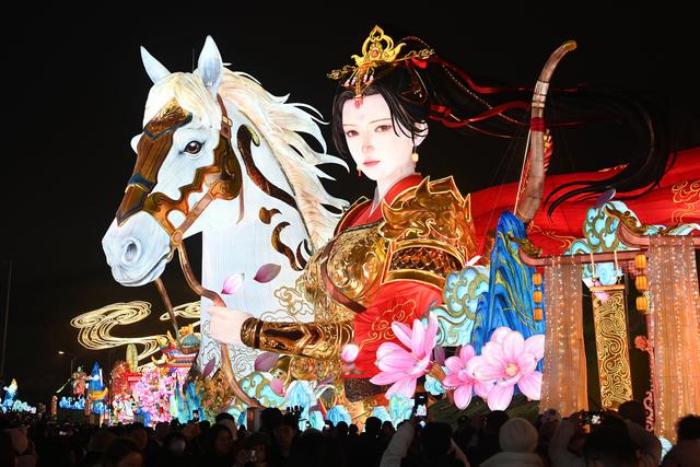 四川自贡：国际恐龙灯会璀璨亮灯