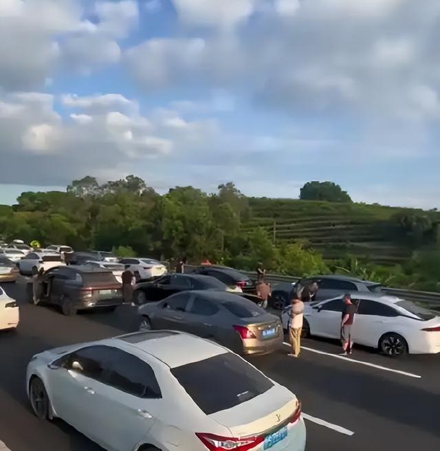 全球见证中国长假奇观：从挪威峡湾到悉尼港湾，世界都说“你好”