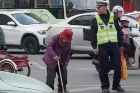 老人步履蹒跚过马路 他一路拎兜暖心护送：面对这抹春天的警色 网友怒赞“最爱辽A”图片