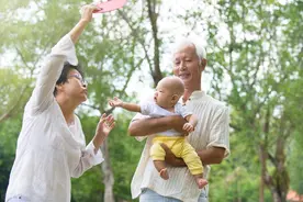 带孙8年我发现：老人不管多宠爱孙子，他们最亲的还是自己的爸妈图片