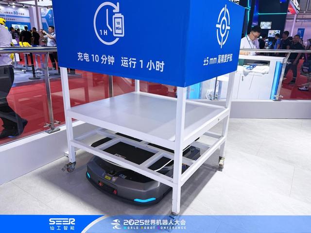 仙工智能亮相2025WRC：人形机器人打工实景，机器狗表演燃爆全场