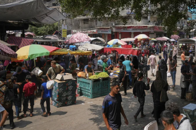 加沙的“战时经济”：有存款也取不出来，黑市换现金“最高给50%手续费”