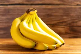 香蕉2天不到就发黑，教你1招，半个月不变色，买再多也不怕图片