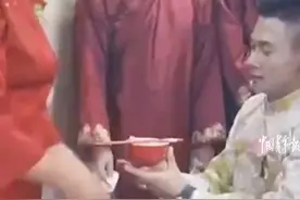 阿姨好幽默！女儿结婚妈妈激动说祝你俩生日快乐图片