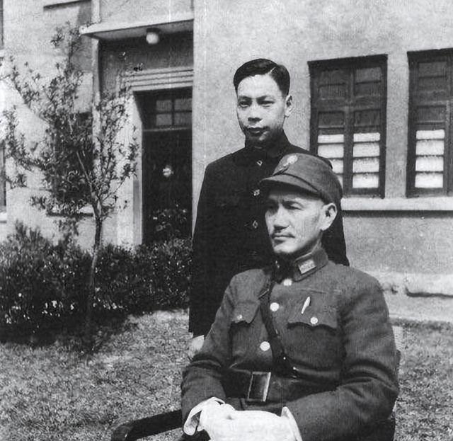 1985年，蒋经国宴请张学良	，留下的一张合影，3年后去世！