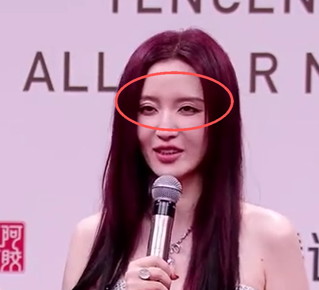 海南红毯好俗，毛晓彤挤出副乳，张萌深V不怕走光	，宋茜胸骨凸出