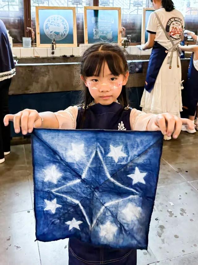 宜宾冠英古街秋假遛娃指南：非遗扎染、燃面研学、江边喂鱼，一站式玩透！