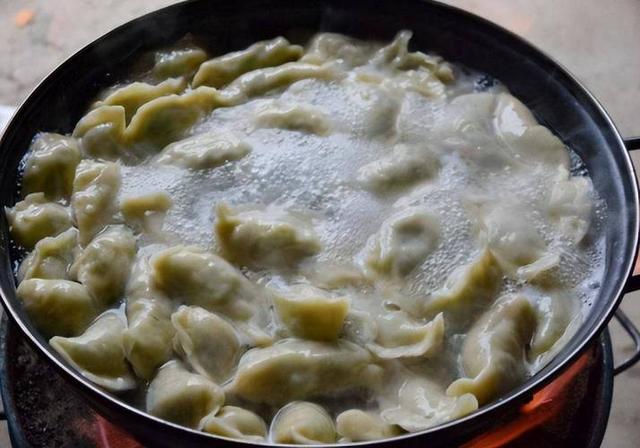 煮饺子时，水开下锅就错了，教你一招，饺子鲜嫩好吃不破皮