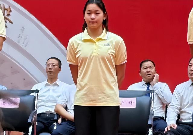 全红婵入学仅4天，担心的事再次发生，官媒：退不退由她自己决定