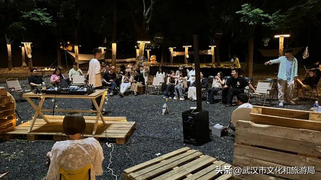 8米高的小黄鸭萌力全开，抓住暑期尾声来一起玩水