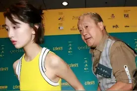 曾志伟拽的不是周冬雨的手，而是整个娱乐圈的丑陋，两人什么关系图片