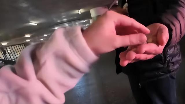 美国博主第一次来中国旅游，一天后直言：中国到处充满“危险”