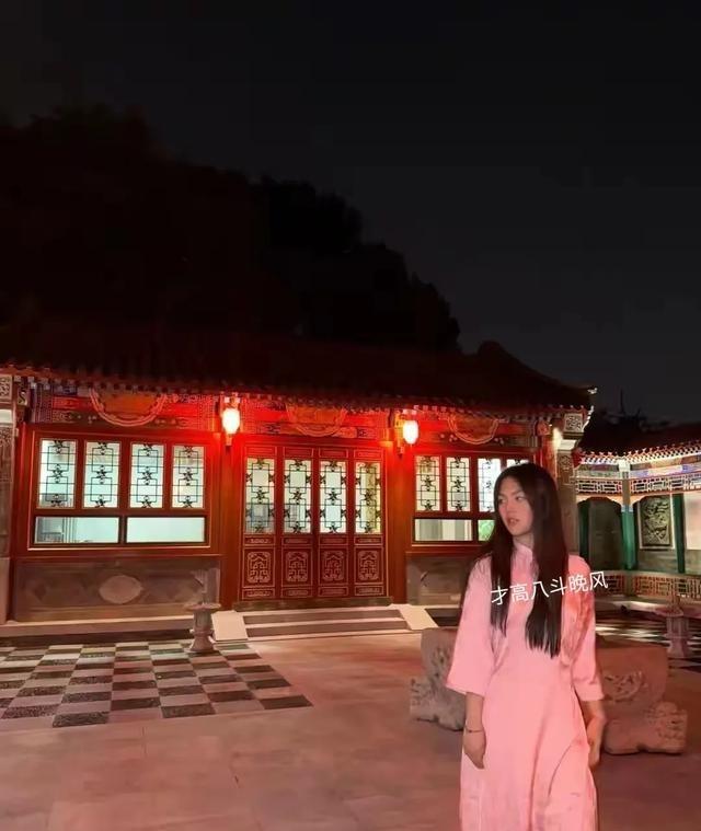 李湘的女儿王诗龄在自家北京小院拍照，配这个色调看上去有点吓人