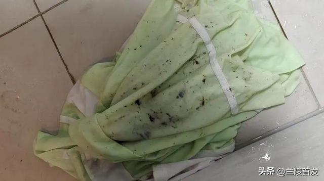 北海银滩多名游客玩水时沾上油渍，景区称船艇可能泄漏油污，海洋局：已到现场调查