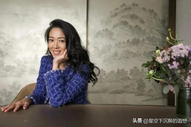 低调！头顶2000亿家产，老公有才有颜又有钱
