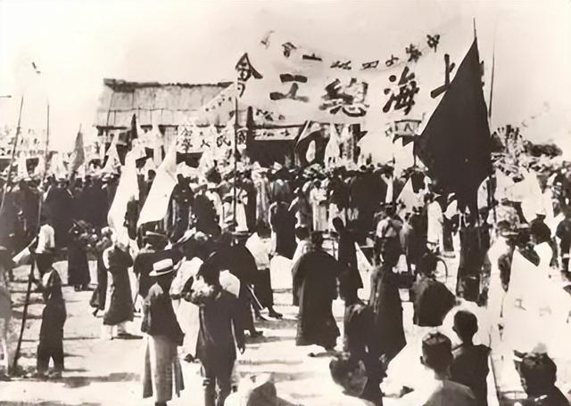 他是原政治局常委	，68岁失意选择了吞药自尽，骨灰至今都没有找到