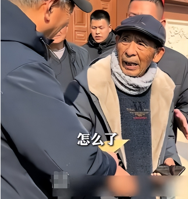 刘强东给老家送年货现场曝光，令人恶心的一幕出现，当场被人制止