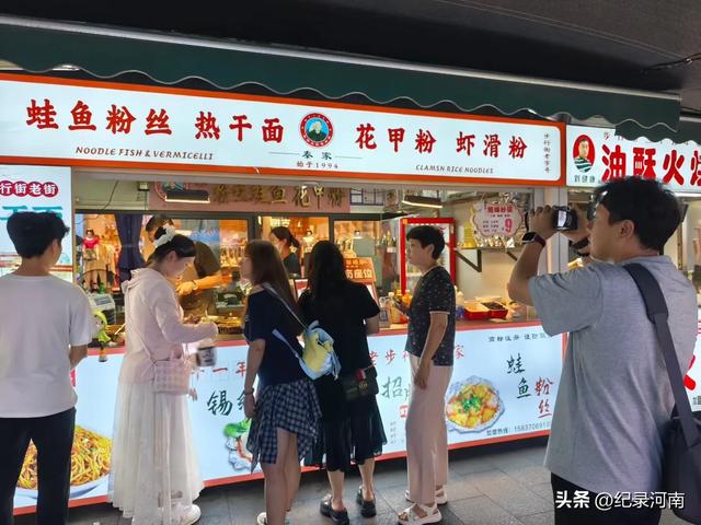 三线城市商丘市中心城区夜经济红红火火！梁园区步行街人头攒动！