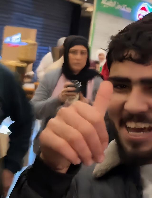 解气！俩中国女生埃及游，与当地5人互殴，完胜后获围观者竖拇指