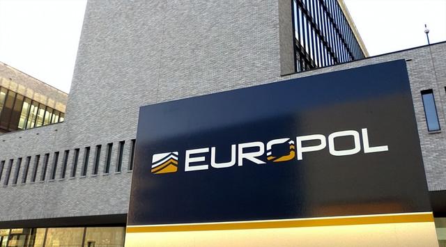 博物馆藏画是假的？77岁老头后备箱放货卖1.5亿，收藏界差点栽了