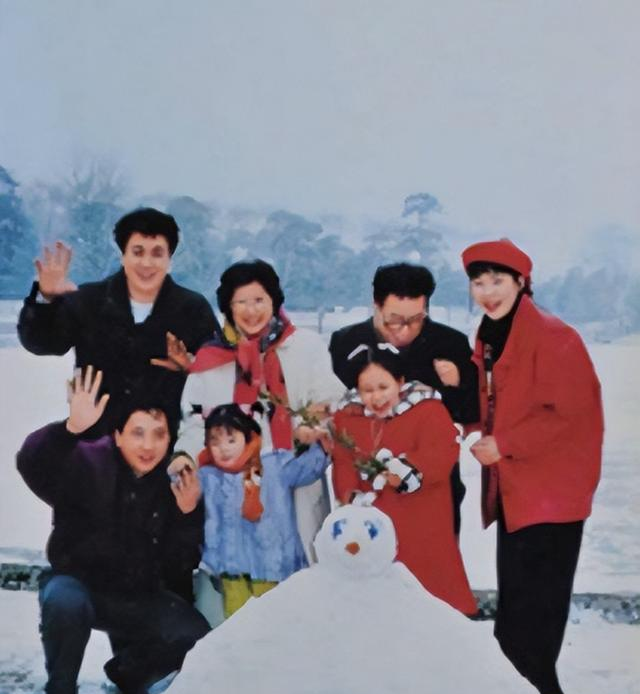 1997年，李鹏总理全家在玉泉山游玩，难得团聚，女儿女婿罕见出镜