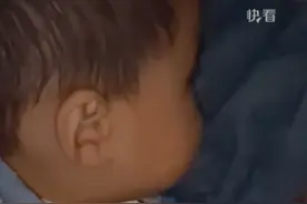 可可爱爱！当9个月宝宝被爸爸呼噜吵醒图片