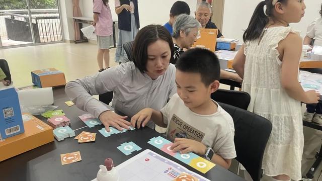 小朋友化身低碳小卫士，趣味编程体验活动开启环保之旅