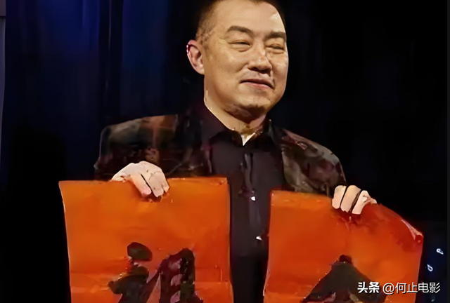 他因春晚一炮而红，做完歌手当局长，无儿无女，去世13年无人知