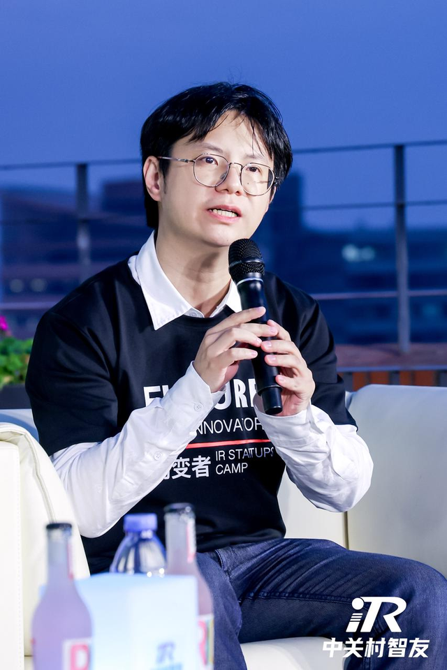 双手取货+漂移搬运，WRC明星机器人告诉大家：什么是高级操作