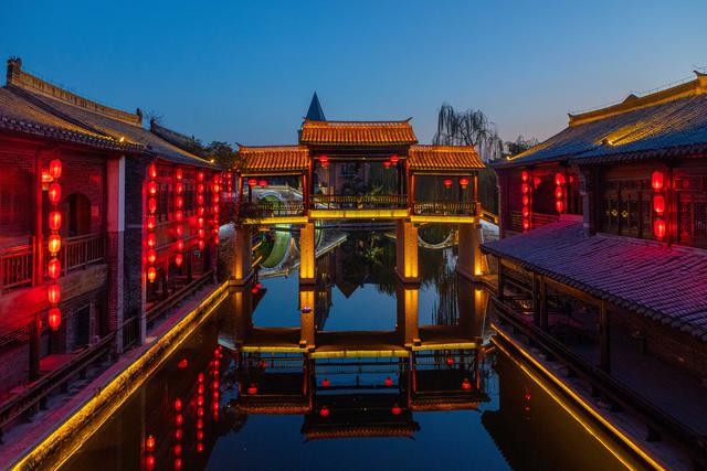 桥影渡星河，古墙浸夜色